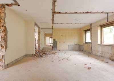 Démontage de mur intérieur dans une maison