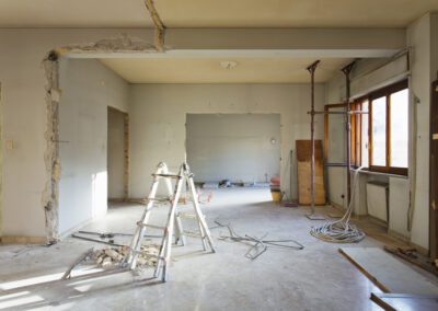 Mur intérieur partiellement démoli dans un logement